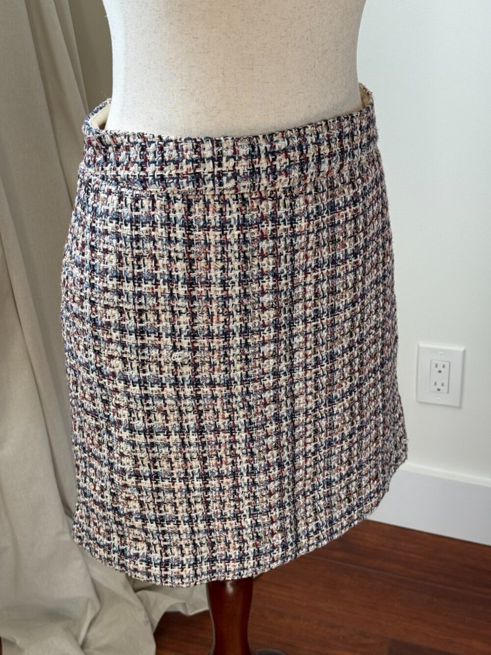 LOFT Tweed Mini Skirt Size 4 | Lined Textured Bouclé | Business Casual Chic - Picture 3 of 10